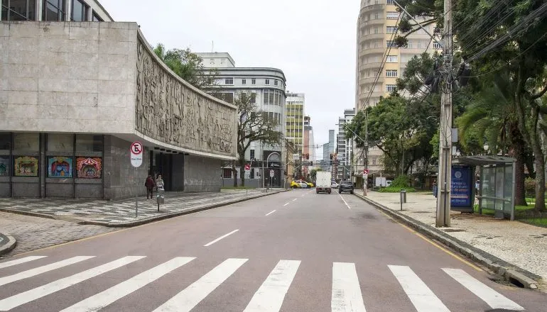 Novo calçadão muda trânsito e itinerário de ônibus no Centro de Curitiba