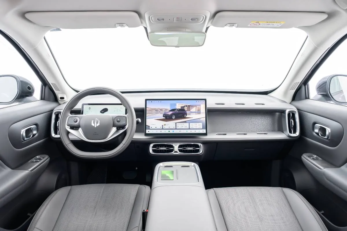 Interna 1: A cabine do B10 conta com central multimídia de 14,6 polegadas compatível com Apple CarPlay e Android Auto sem fio.