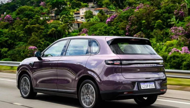 Imagem mostra detalhes do LeapMotors B10 na cor roxa.