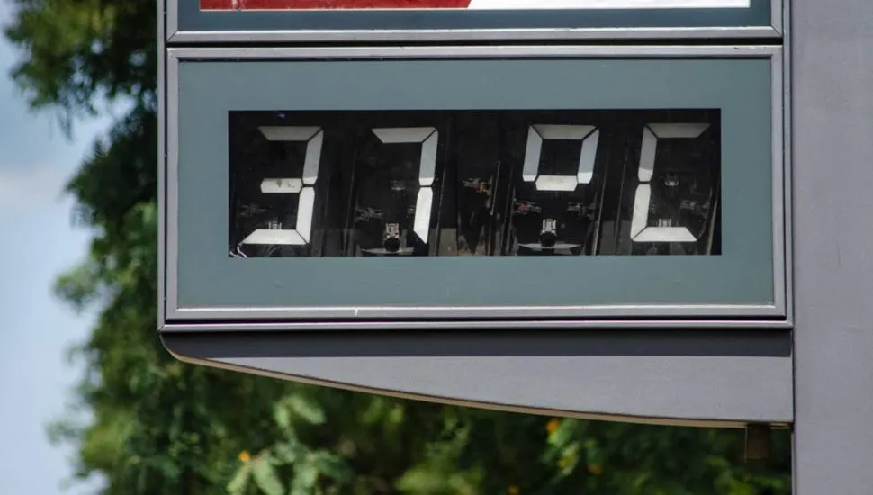 Imagem mostra um termômetro de rua com a temperatura marcando 37ºC.