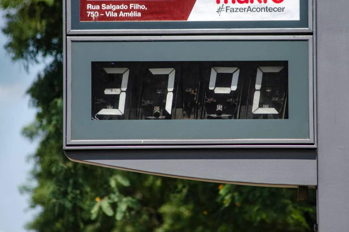 Imagem mostra um termômetro de rua com a temperatura marcando 37ºC.