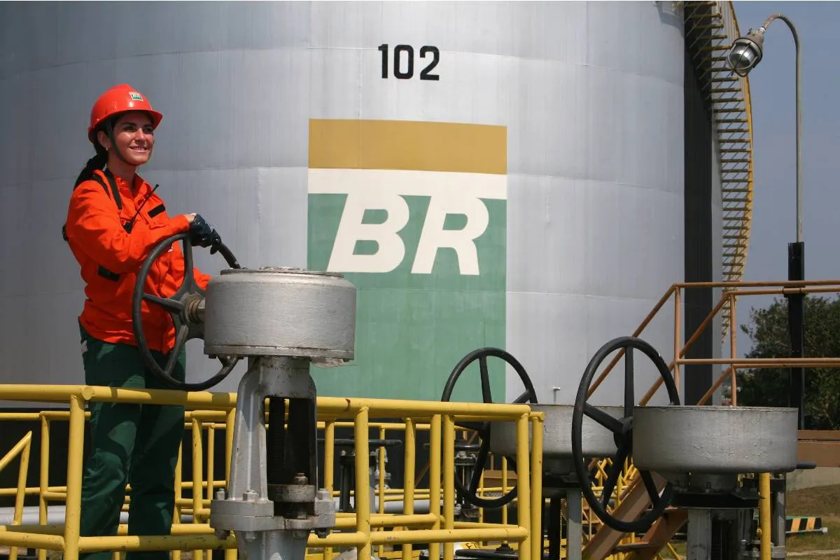 Imagem mostra uma pessoa com uniforme da Petrobrás trabalhando em uma plataforma.