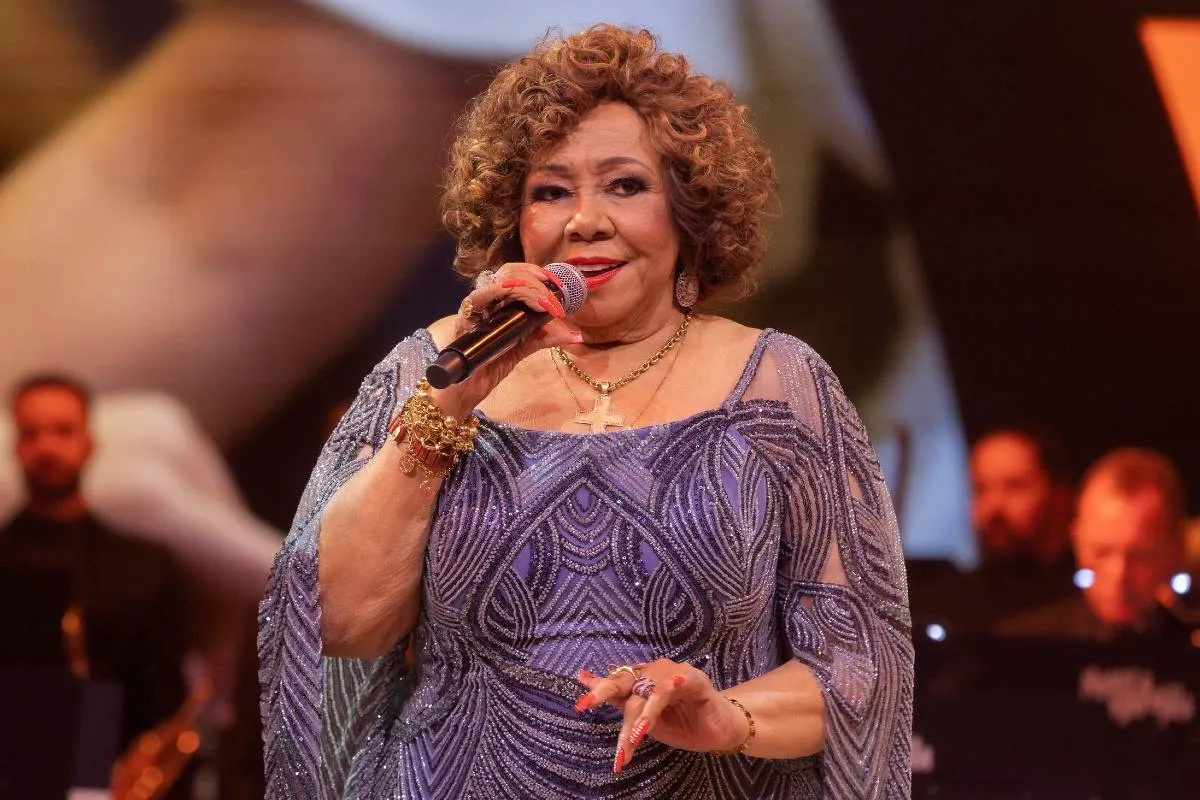 Imagem mostra a cantora Alcione.