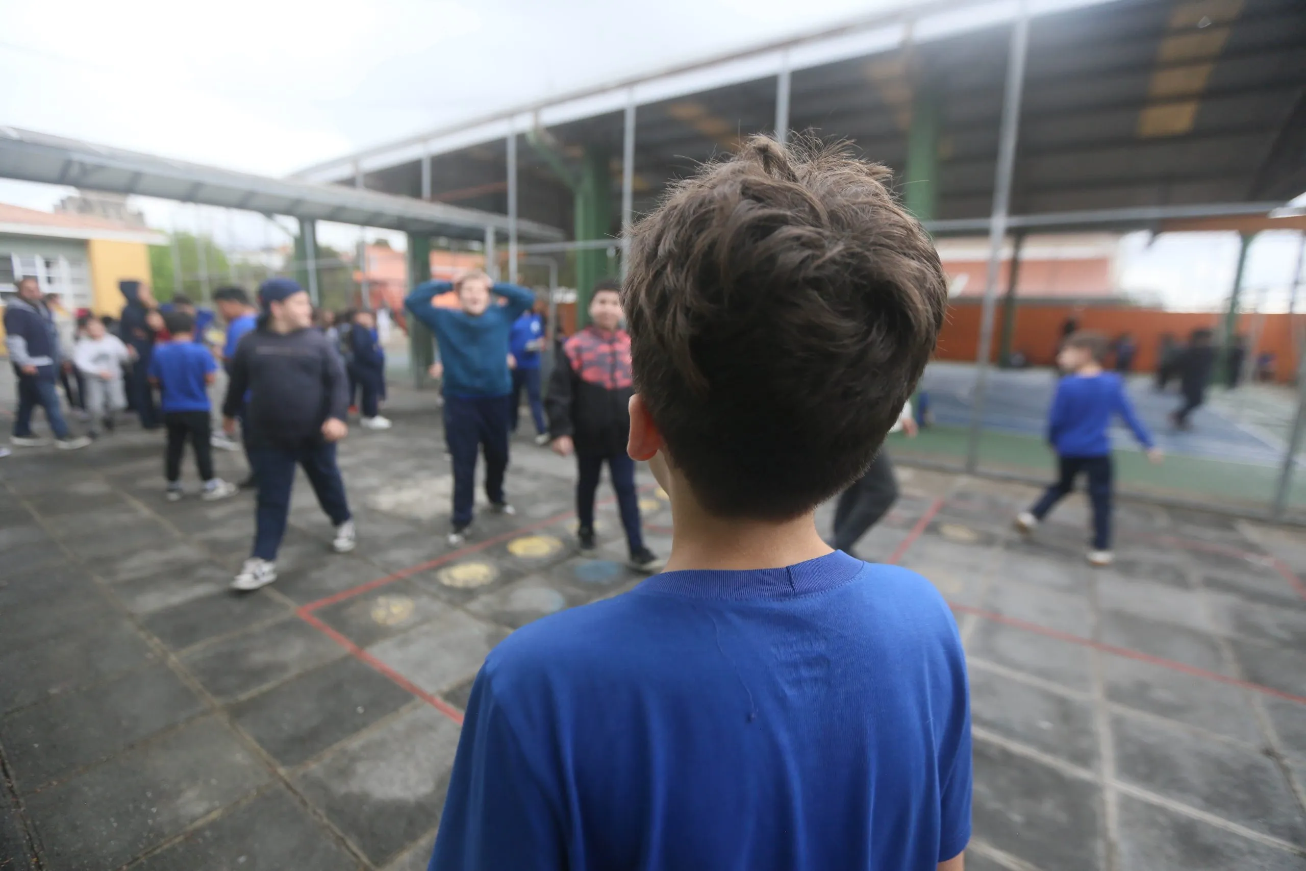 A imagem mostra crianças brincando no pátio da Escola Municipal João Macedo Filho, no Uberaba.