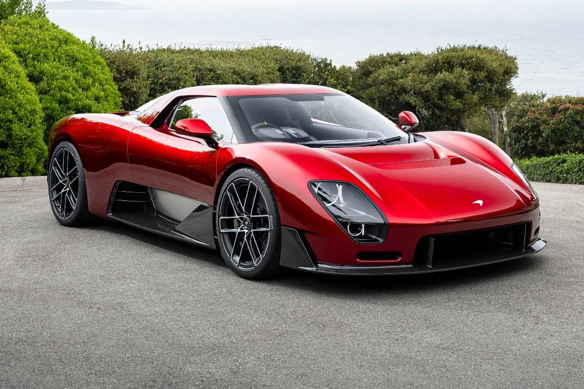 Nova McLaren McL 6GT. No detalhe a frente do superesportivo