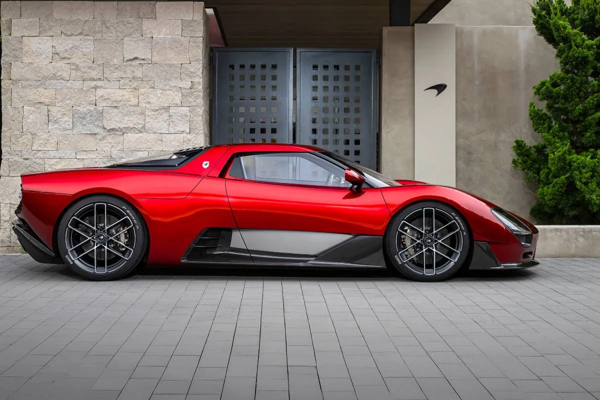 Nova McLaren McL 6GT. No detalhe a lateral do superesportivo