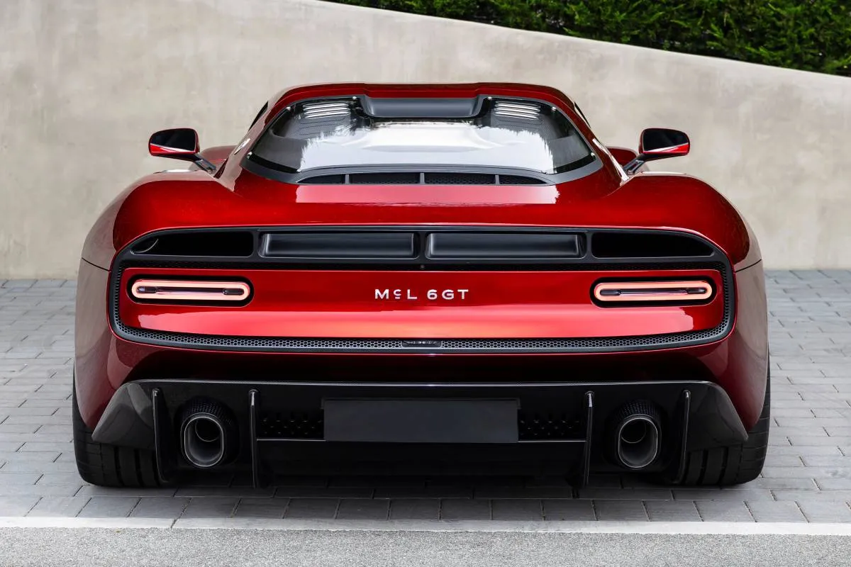 Nova McLaren McL 6GT. No detalhe a traseira com linhas ousadas e o nome McL 6GT ao centro