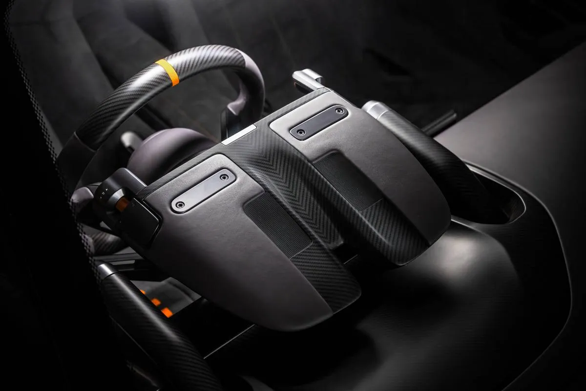 Nova McLaren McL 6GT. No detalhe o volante do superportivo.