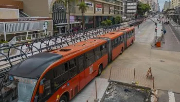 A imagem mostra trecho da Sete de Setembro, ao lado do Shopping Estação