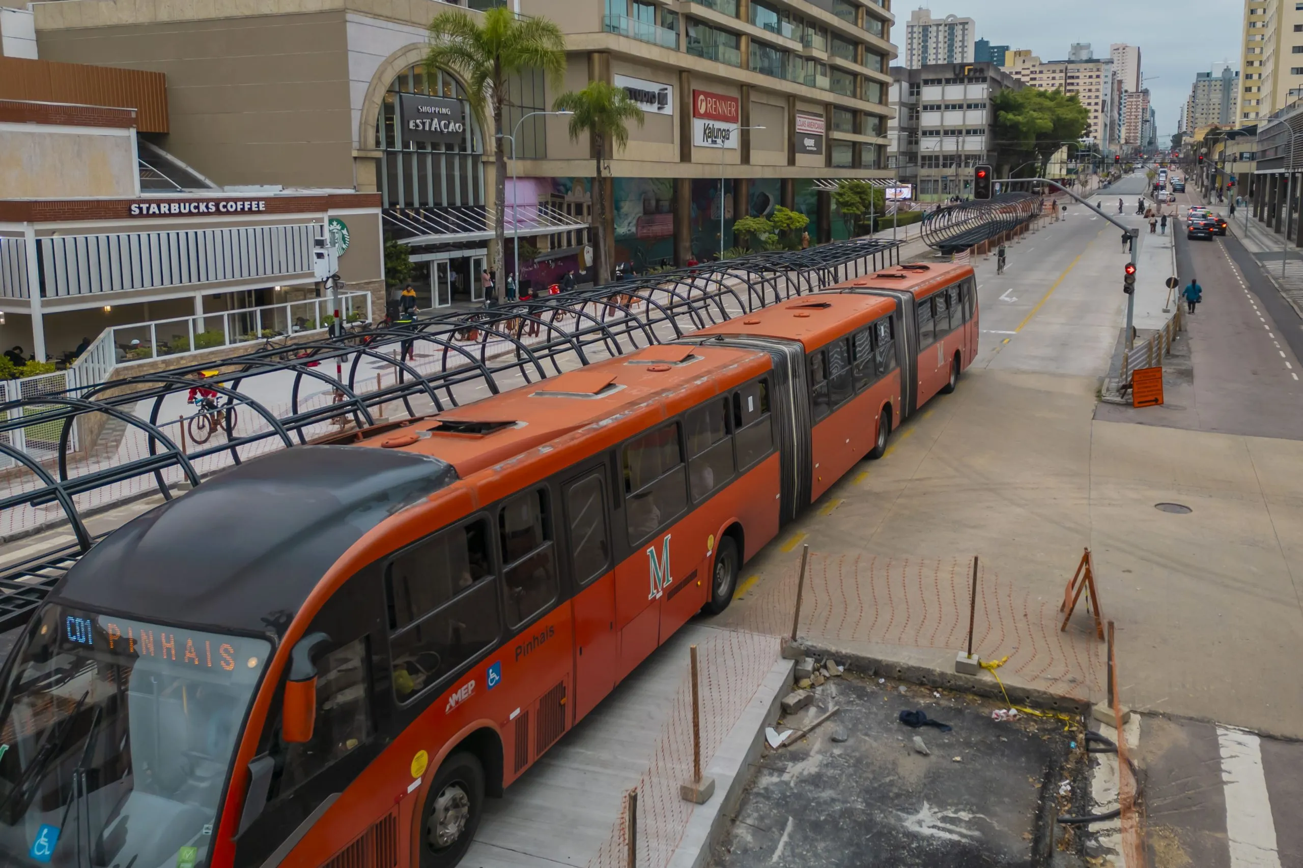 A imagem mostra trecho da Sete de Setembro, ao lado do Shopping Estação