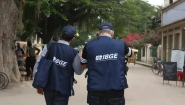 Imagem mostra dois servidores do IBGE em atuação em uma praça de uma cidade.