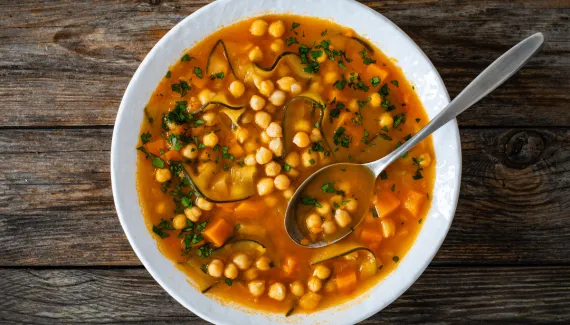 Sopas para o jantar: 4 receitas saudáveis e ricas em proteínas para variar o cardápio