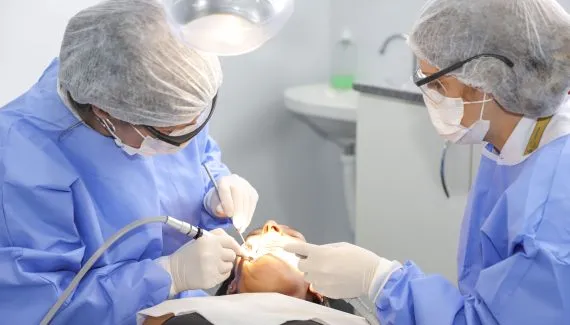 Filas, falta de médicos e hospitais: o que os candidatos prometem para a saúde do Paraná