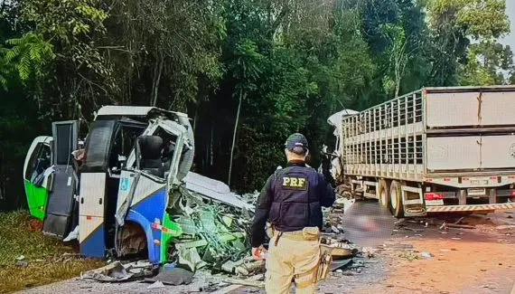 Acidente gravíssimo com ônibus e carreta no Paraná deixa pelo menos 22 mortos