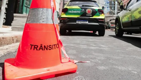 Trânsito no Hugo Lange muda nesta terça: rua fica bloqueada para obra na linha férrea