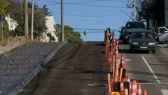 Trânsito em Curitiba hoje: Bairro tem bloqueio de duas faixas com instalação de megaestrutura