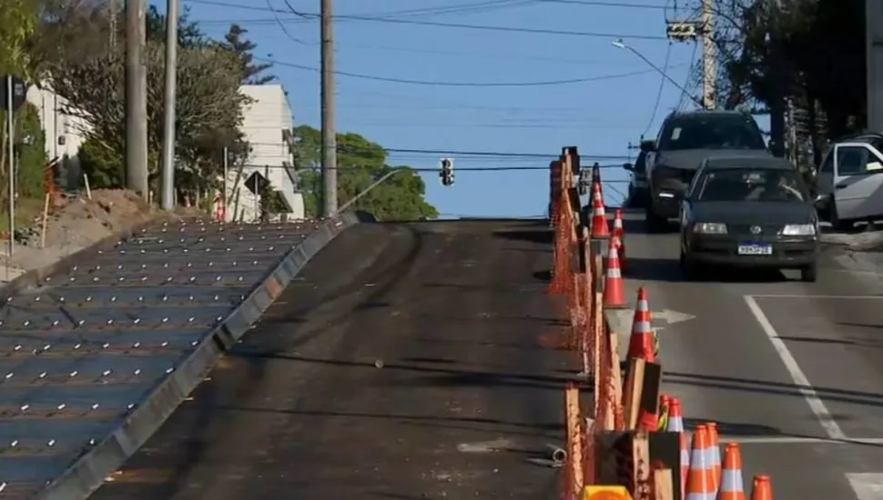 Mega estrutura é instalada em um trecho da rua Doutor Roberto Barrozo, no bairro Vista Alegre, em Curitiba. A estrutura instalada na via é para a implantação de uma pista de concreto.