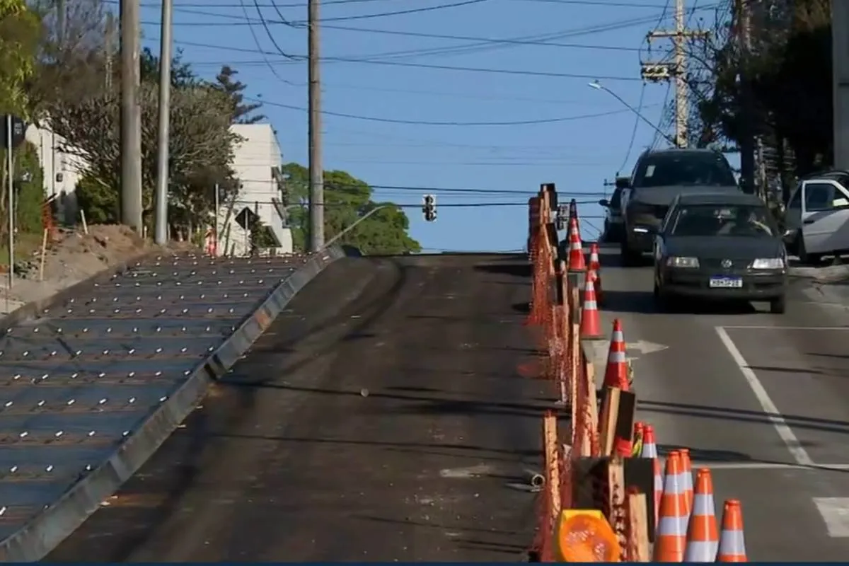 Mega estrutura é instalada em um trecho da rua Doutor Roberto Barrozo, no bairro Vista Alegre, em Curitiba. A estrutura instalada na via é para a implantação de uma pista de concreto.