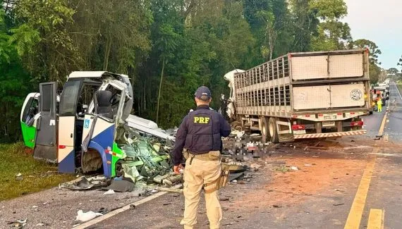Acidente gravíssimo com ônibus e carreta no Paraná deixa pelo menos 23 mortos