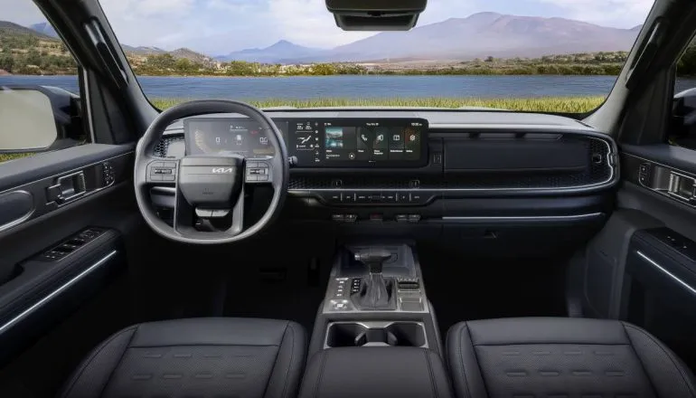 Imagem mostra a Kia Tasman, com detalhe para o painel e cluster com Central multimídia de 12,3 polegadas.