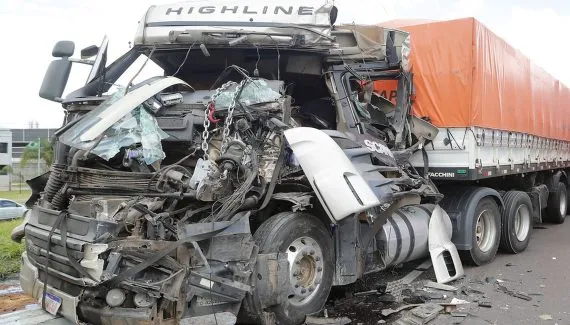 Caminhões respondem por mais da metade das mortes nas estradas do Paraná