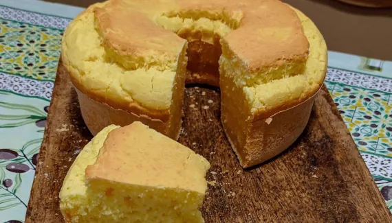 Bolo de pão de queijo: aprenda a fazer essa receita fofinha e fácil para o lanche da tarde