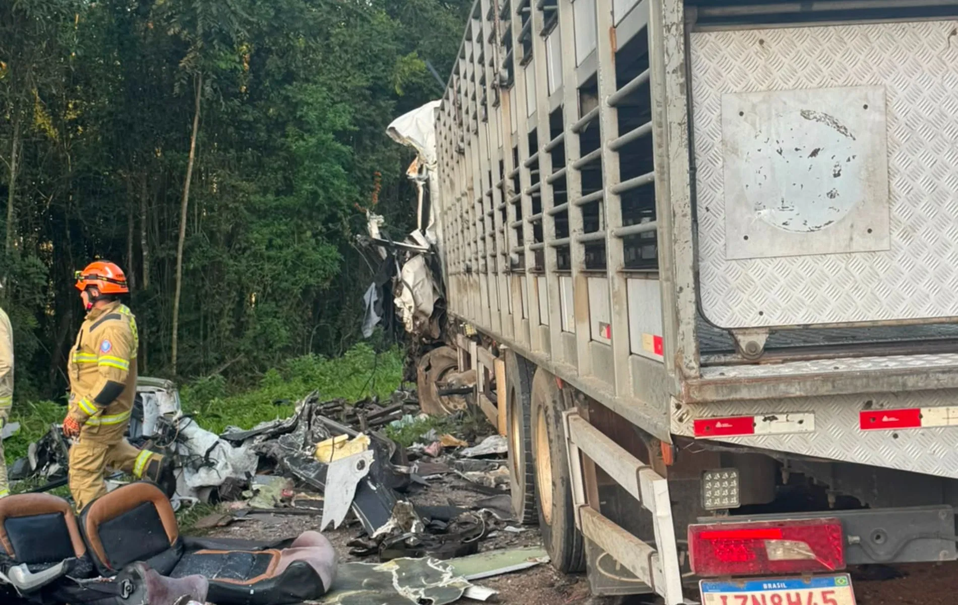 Caminhão teria invadido a pista contrária e provocado o acidente grave