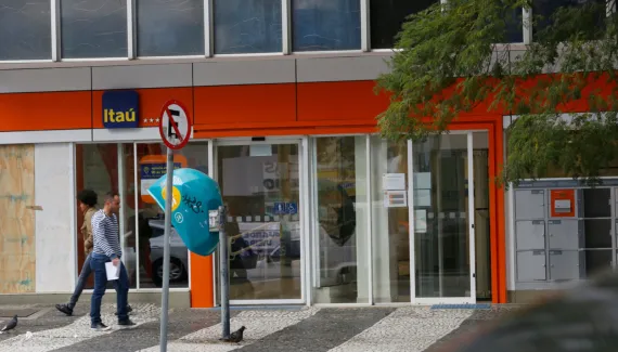Bancários param no Paraná após bancos proporem congelamento de salário e reajuste dividido