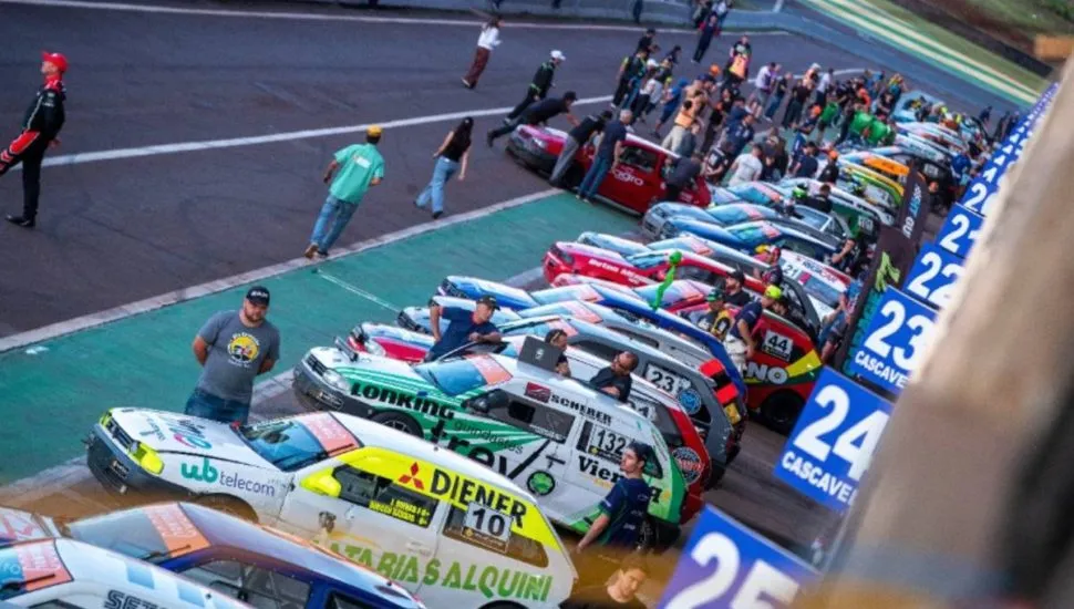 Imagem mostra carros de corrida alinhados no Autódromo de Cascavel.