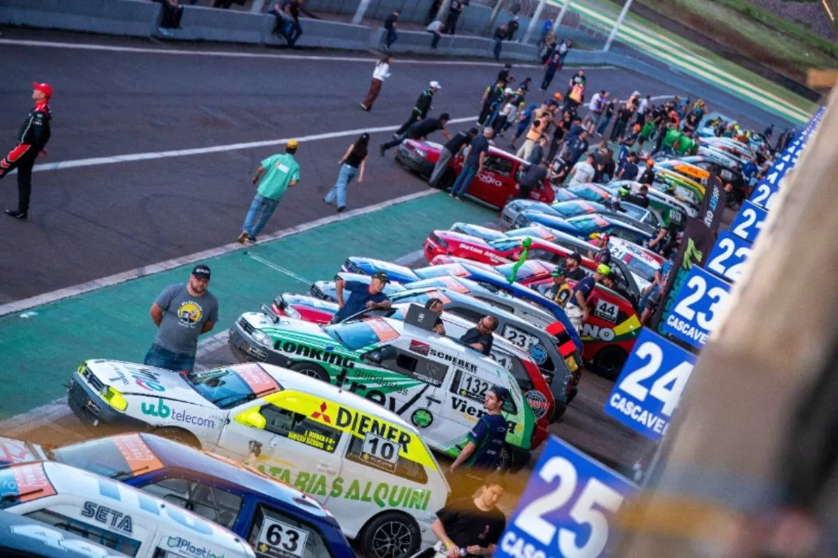 Imagem mostra carros de corrida alinhados no Autódromo de Cascavel.