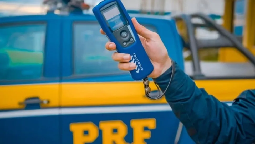 Fiscalização da PRF em rodovia federal; nova resolução do Contran confirma regras da Lei Seca e prepara uso futuro de drogômetros. / Crédito: PRF.