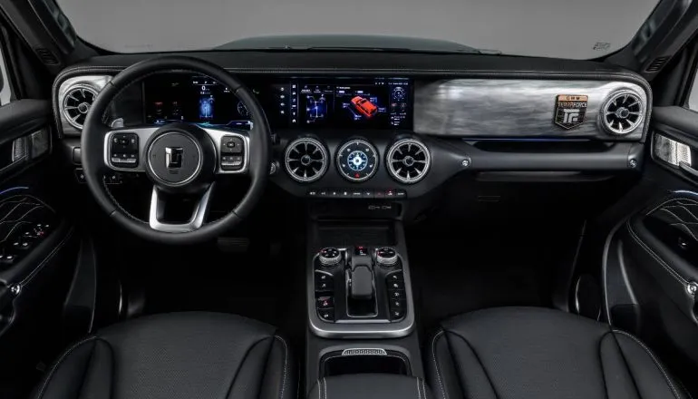 GWM Tank 300 TerraForce lateral cinza. Imagem mostra o detalhe mostra a interna com ela de 12,3 polegadas e acabamento premium.