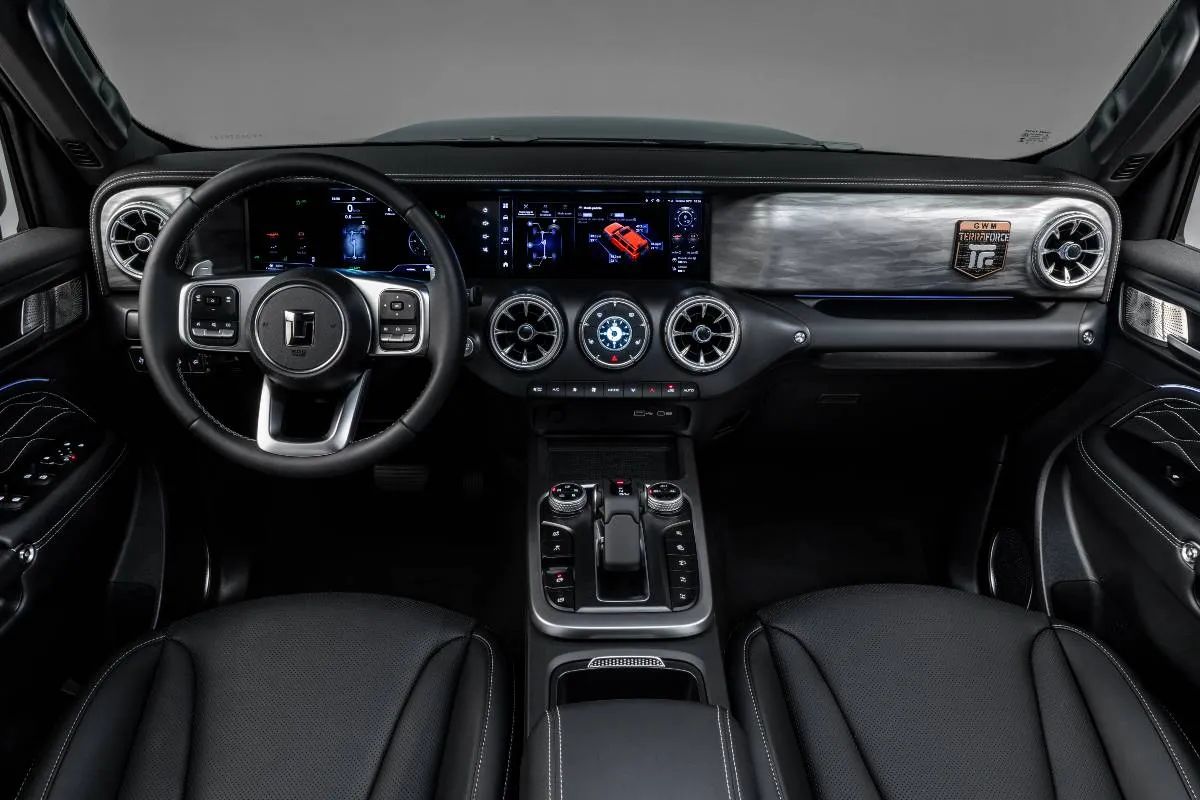 GWM Tank 300 TerraForce lateral cinza. Imagem mostra o detalhe mostra a interna com ela de 12,3 polegadas e acabamento premium.