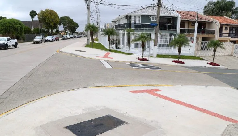 Obras do Lote 3.1 do Novo Inter 2, nos bairros Xaxim, Capão Raso e Boqueirão, incluem pavimento de concreto e melhorias que devem ampliar a durabilidade das vias e a qualidade da mobilidade na região.