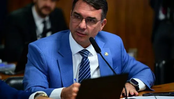 Flávio Bolsonaro promete revisar reforma tributária após eleição