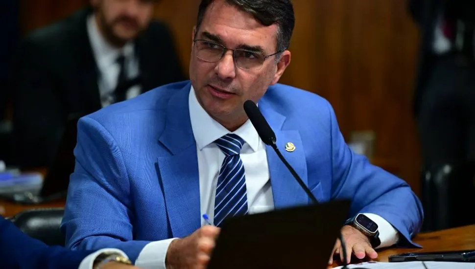 Imagem mostra Flavio Bolsonaro em uma entrevista coletiva.