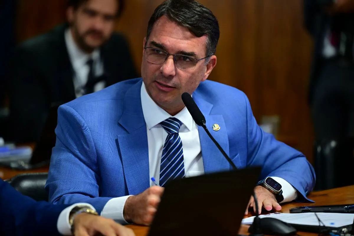 Flávio Bolsonaro promete revisar reforma tributária após eleição