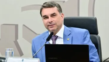 Imagem mostra Flavio Bolsonaro em uma entrevista coletiva.
