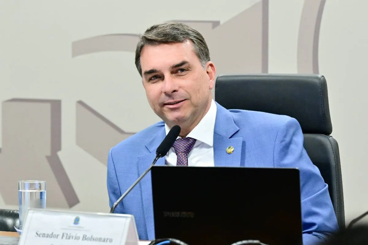 Imagem mostra Flavio Bolsonaro em uma entrevista coletiva.