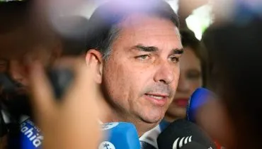 Imagem mostra Flavio Bolsonaro em uma entrevista coletiva.