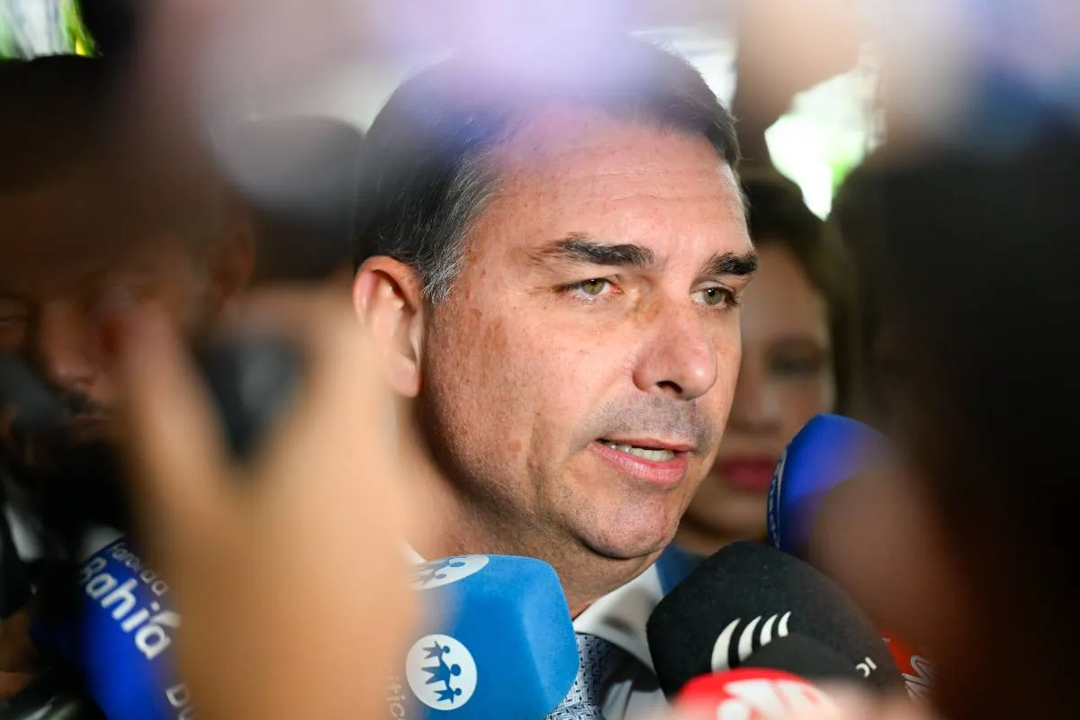 Imagem mostra Flavio Bolsonaro em uma entrevista coletiva.