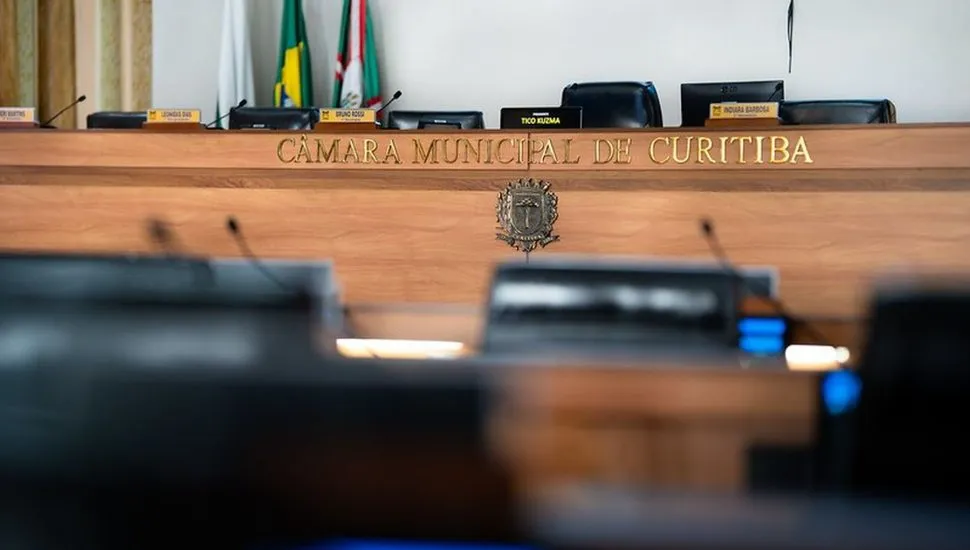 imagem mostra cadeiras da mesa do plenário da Câmara vazia