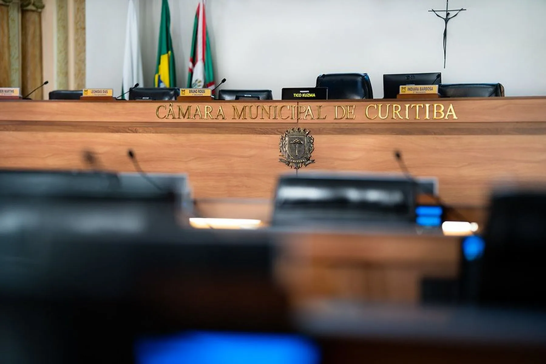 imagem mostra cadeiras da mesa do plenário da Câmara vazia