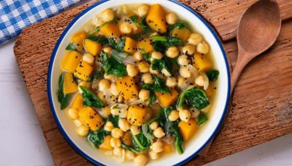Do grão-de-bico à lentilha: 3 sopas ricas em proteína vegetal para um jantar leve 