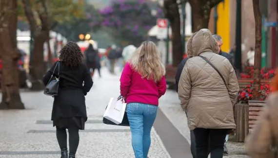 Frente fria volta ao Paraná neste final de semana, aponta Simepar