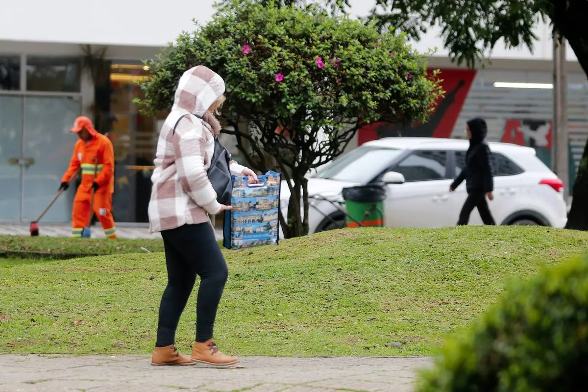 Imagem mostra uma pessoa com muito frio, com blusa e gorro.