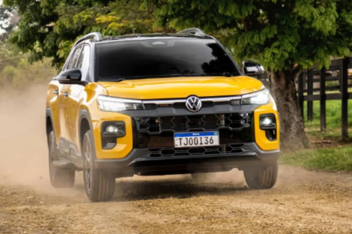 Imagem mostra a nova Tukan Extreme, detalhe para a grade dianteira da nova picape da Volkswagen cabine dupla na cor amarela.