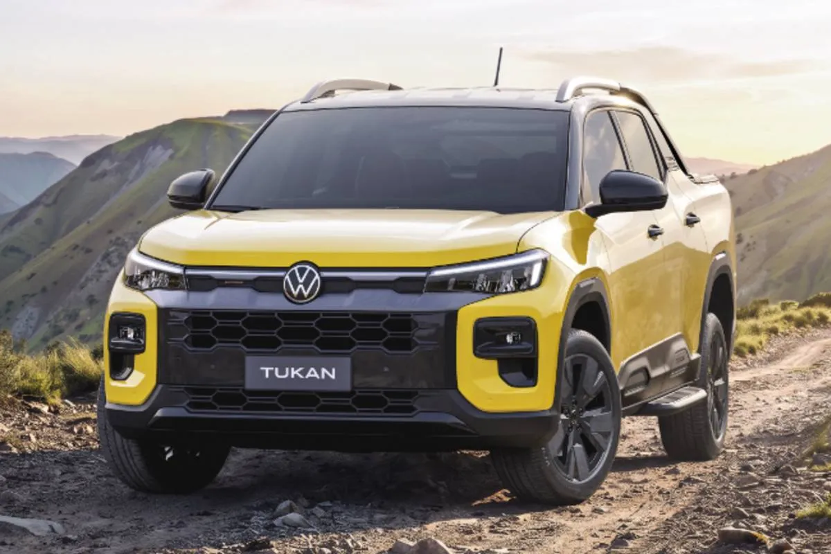 Imagem mostra a nova Tukan Extreme, detalhe para a grade dianteira da nova picape da Volkswagen cabine dupla na cor amarela.