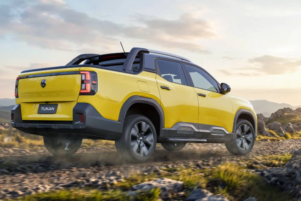 Imagem mostra a nova Tukan Extreme, detalhe para a traseira da nova picape da Volkswagen cabine dupla na cor amarela.