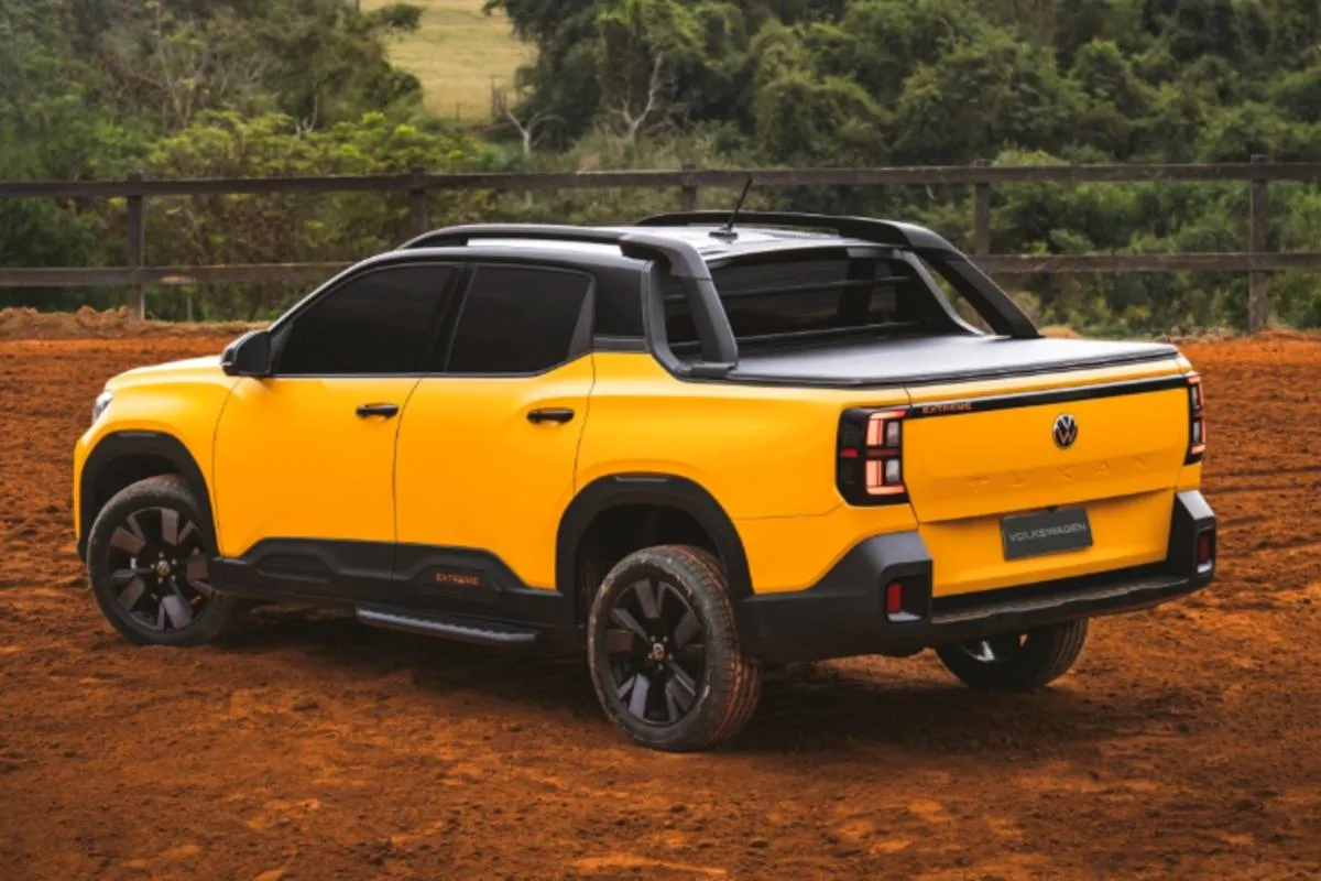 Imagem mostra a nova Tukan Extreme, detalhe para a traseira da nova picape da Volkswagen cabine dupla na cor amarela.